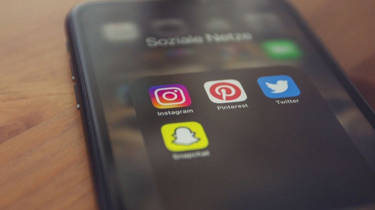 Smartphone exibindo apps de redes sociais