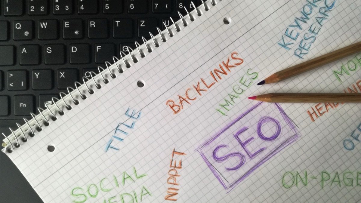 Anotações de estratégia de SEO sobre um teclado