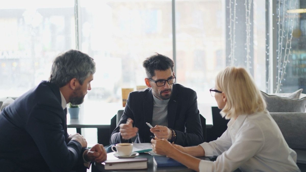 Reunião de negócio numa mesa